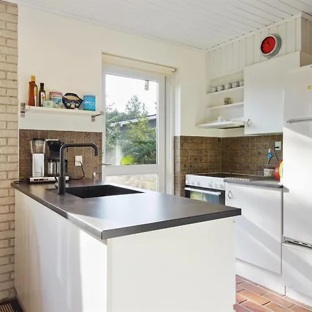 Laurin - 600m From The Sea By Interhome