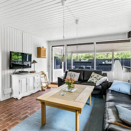 Laurin - 600m From The Sea By Interhome *